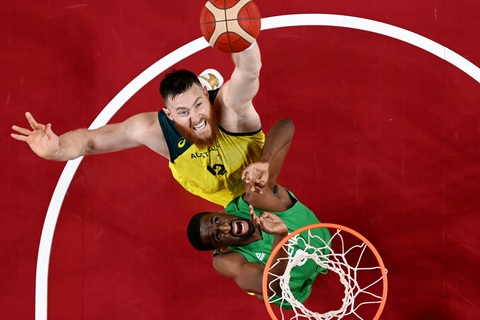 Bị ngã trong phòng tắm, ngôi sao NBA Aron Baynes chia tay Olympic Tokyo - Ảnh 1. Bị ngã trong phòng tắm, ngôi sao NBA Aron Baynes chia tay Olympic Tokyo - Ảnh 1.