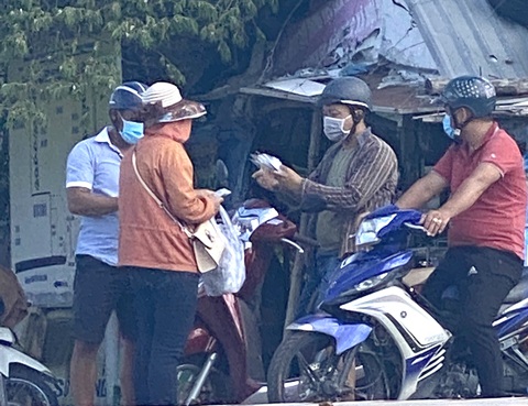 Bị bắt vì bán dụng cụ test nhanh COVID-19 không phép - Ảnh 1. Bị bắt vì bán dụng cụ test nhanh COVID-19 không phép - Ảnh 1.