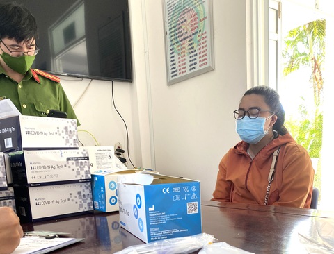 Bị bắt vì bán dụng cụ test nhanh COVID-19 không phép - Ảnh 2. Bị bắt vì bán dụng cụ test nhanh COVID-19 không phép - Ảnh 2.