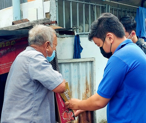 Phần quà yêu thương cho bệnh nhân chạy thận và người khuyết tật - Ảnh 4. Phần quà yêu thương cho bệnh nhân chạy thận và người khuyết tật - Ảnh 4.