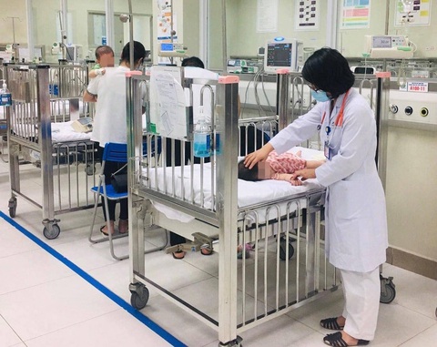Cảnh báo trẻ bị tai nạn nguy hiểm do ngồi trước người đi xe máy - Ảnh 1. Cảnh báo trẻ bị tai nạn nguy hiểm do ngồi trước người đi xe máy - Ảnh 1.