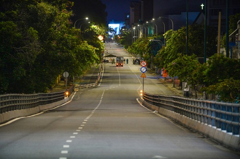 Chủ tịch Nguyễn Thành Phong: TP.HCM có thể tiếp tục chỉ thị 16 thêm 2 tuần, siết hơn từ 6h-18h - Ảnh 1. Chủ tịch Nguyễn Thành Phong: TP.HCM có thể tiếp tục chỉ thị 16 thêm 2 tuần, siết hơn từ 6h-18h - Ảnh 1.