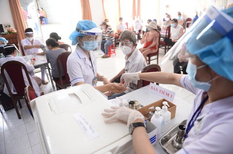 TP.HCM đạt kỷ lục tiêm 104.000 liều vắc xin một ngày - Ảnh 1. TP.HCM đạt kỷ lục tiêm 104.000 liều vắc xin một ngày - Ảnh 1.