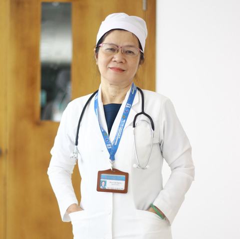 Nữ bác sĩ sắp về hưu xin ở lại điều trị cho bệnh nhân COVID nặng - Ảnh 1. Nữ bác sĩ sắp về hưu xin ở lại điều trị cho bệnh nhân COVID nặng - Ảnh 1.