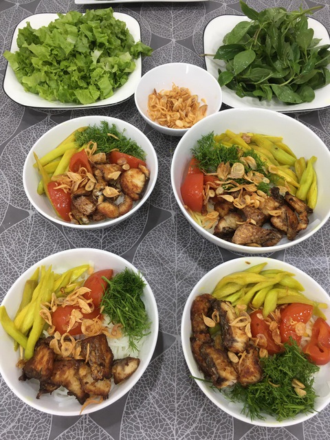 Bánh xèo, mì trộn kiểu Ý, mì Chũ nấu tôm: Đơn giản bữa sáng tại gia - Ảnh 9. Bánh xèo, mì trộn kiểu Ý, mì Chũ nấu tôm: Đơn giản bữa sáng tại gia - Ảnh 9.