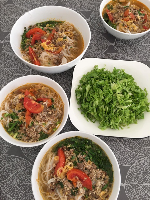 Bánh xèo, mì trộn kiểu Ý, mì Chũ nấu tôm: Đơn giản bữa sáng tại gia - Ảnh 10. Bánh xèo, mì trộn kiểu Ý, mì Chũ nấu tôm: Đơn giản bữa sáng tại gia - Ảnh 10.