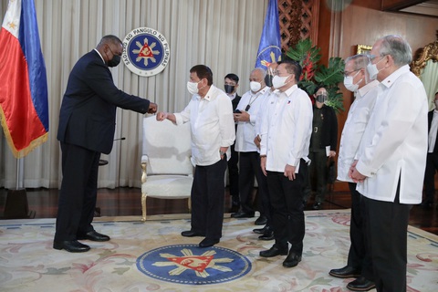 Ông Duterte bỏ ý định đuổi lính Mỹ sau cuộc gặp lãnh đạo Lầu Năm Góc - Ảnh 1. Ông Duterte bỏ ý định đuổi lính Mỹ sau cuộc gặp lãnh đạo Lầu Năm Góc - Ảnh 1.