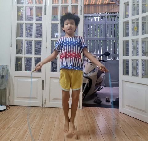 Đủ cách tập thể dục tại nhà - Ảnh 3. Đủ cách tập thể dục tại nhà - Ảnh 3.