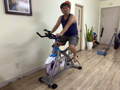 Đủ cách tập thể dục tại nhà - Ảnh 1. Đủ cách tập thể dục tại nhà - Ảnh 1.