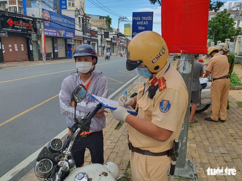 Công an TP.HCM nêu cụ thể đặc điểm nhận diện người được ra đường - Ảnh 1. Công an TP.HCM nêu cụ thể đặc điểm nhận diện người được ra đường - Ảnh 1.
