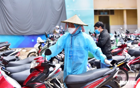 Con gái theo cha đi chống dịch - Ảnh 9. Con gái theo cha đi chống dịch - Ảnh 9.