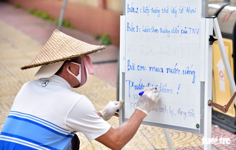 Con gái theo cha đi chống dịch - Ảnh 3. Con gái theo cha đi chống dịch - Ảnh 3.