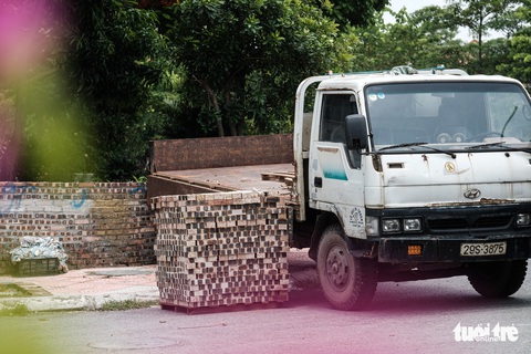 Hà Nội: Dựng gạch, thùng container, xe tải làm chốt phong tỏa - Ảnh 5. Hà Nội: Dựng gạch, thùng container, xe tải làm chốt phong tỏa - Ảnh 5.