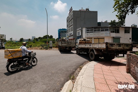Hà Nội: Dựng gạch, thùng container, xe tải làm chốt phong tỏa - Ảnh 2. Hà Nội: Dựng gạch, thùng container, xe tải làm chốt phong tỏa - Ảnh 2.
