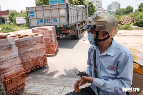 Hà Nội: Dựng gạch, thùng container, xe tải làm chốt phong tỏa - Ảnh 3. Hà Nội: Dựng gạch, thùng container, xe tải làm chốt phong tỏa - Ảnh 3.