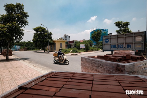 Hà Nội: Dựng gạch, thùng container, xe tải làm chốt phong tỏa - Ảnh 6. Hà Nội: Dựng gạch, thùng container, xe tải làm chốt phong tỏa - Ảnh 6.