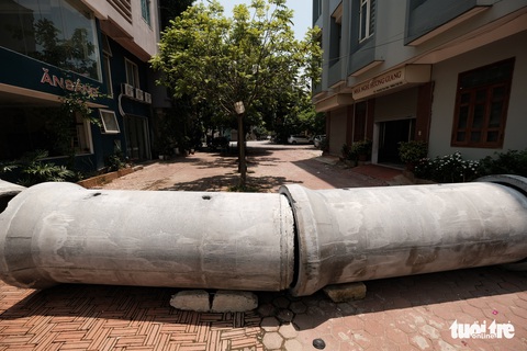 Hà Nội: Dựng gạch, thùng container, xe tải làm chốt phong tỏa - Ảnh 7. Hà Nội: Dựng gạch, thùng container, xe tải làm chốt phong tỏa - Ảnh 7.