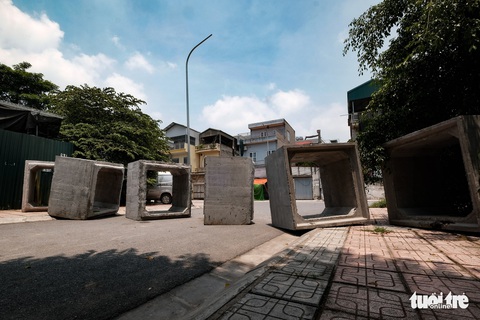 Hà Nội: Dựng gạch, thùng container, xe tải làm chốt phong tỏa - Ảnh 9. Hà Nội: Dựng gạch, thùng container, xe tải làm chốt phong tỏa - Ảnh 9.
