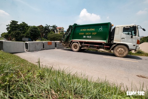 Hà Nội: Dựng gạch, thùng container, xe tải làm chốt phong tỏa - Ảnh 4. Hà Nội: Dựng gạch, thùng container, xe tải làm chốt phong tỏa - Ảnh 4.