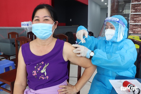 Không có bảo hiểm y tế đăng ký tại TP.HCM có được tiêm vắc xin không? - Ảnh 1. Không có bảo hiểm y tế đăng ký tại TP.HCM có được tiêm vắc xin không? - Ảnh 1.