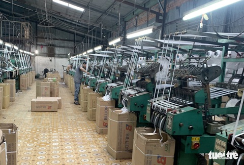 Sản xuất phụ tùng đồ bảo hộ y tế bị đóng cửa vì ‘không phải hàng thiết yếu’ - Ảnh 1. Sản xuất phụ tùng đồ bảo hộ y tế bị đóng cửa vì ‘không phải hàng thiết yếu’ - Ảnh 1.