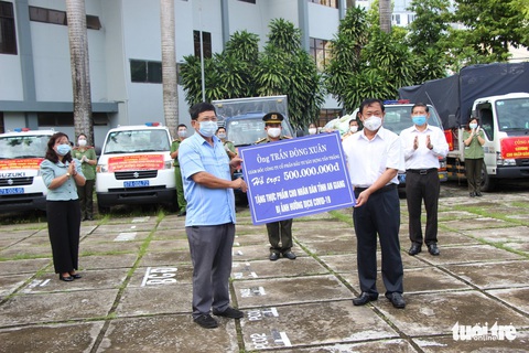 Công an An Giang tiếp nhận 500 triệu đồng để tặng quà các khu vực bị phong tỏa - Ảnh 1. Công an An Giang tiếp nhận 500 triệu đồng để tặng quà các khu vực bị phong tỏa - Ảnh 1.