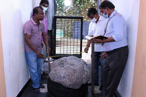 Tình cờ phát hiện đá quý 500 kg trong sân nhà - Ảnh 1. Tình cờ phát hiện đá quý 500 kg trong sân nhà - Ảnh 1.