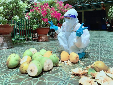 Mừng cả hẻm âm tính, chủ nhà chặt dừa đãi tình nguyện viên - Ảnh 1. Mừng cả hẻm âm tính, chủ nhà chặt dừa đãi tình nguyện viên - Ảnh 1.
