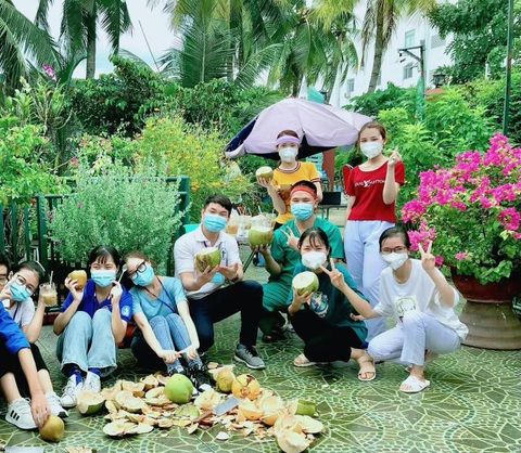 Mừng cả hẻm âm tính, chủ nhà chặt dừa đãi tình nguyện viên - Ảnh 2. Mừng cả hẻm âm tính, chủ nhà chặt dừa đãi tình nguyện viên - Ảnh 2.