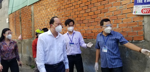 Phó bí thư Thành ủy TP.HCM Nguyễn Hồ Hải thăm người dân khu phong tỏa - Ảnh 1. Phó bí thư Thành ủy TP.HCM Nguyễn Hồ Hải thăm người dân khu phong tỏa - Ảnh 1.