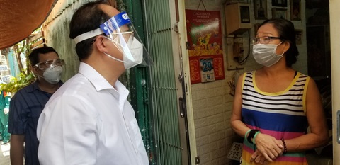 Phó bí thư Thành ủy TP.HCM Nguyễn Hồ Hải thăm người dân khu phong tỏa - Ảnh 2. Phó bí thư Thành ủy TP.HCM Nguyễn Hồ Hải thăm người dân khu phong tỏa - Ảnh 2.