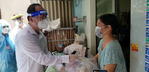 Phó bí thư Thành ủy TP.HCM Nguyễn Hồ Hải thăm người dân khu phong tỏa - Ảnh 3. Phó bí thư Thành ủy TP.HCM Nguyễn Hồ Hải thăm người dân khu phong tỏa - Ảnh 3.