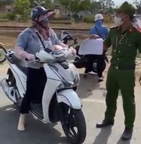 Người phụ nữ cãi tới, chửi um chốt kiểm soát dịch COVID-19 ở Điện Bàn - Ảnh 1. Người phụ nữ cãi tới, chửi um chốt kiểm soát dịch COVID-19 ở Điện Bàn - Ảnh 1.