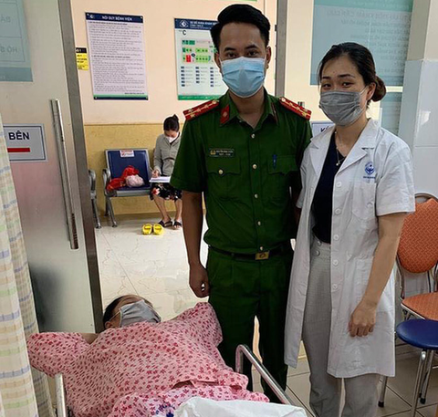 2 chiến sĩ trực chốt COVID-19 giúp sản phụ sinh con, gia đình đặt tên bé là Công An - Ảnh 1. 2 chiến sĩ trực chốt COVID-19 giúp sản phụ sinh con, gia đình đặt tên bé là Công An - Ảnh 1.