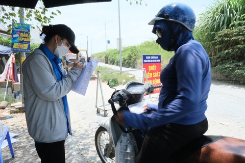 Hàng rào áo xanh bảo vệ làng xã - Ảnh 1. Hàng rào áo xanh bảo vệ làng xã - Ảnh 1.