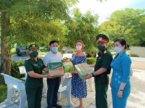 100 công dân Nga được hỗ trợ lương thực giữa lúc TP Nha Trang giãn cách xã hội - Ảnh 1. 100 công dân Nga được hỗ trợ lương thực giữa lúc TP Nha Trang giãn cách xã hội - Ảnh 1.