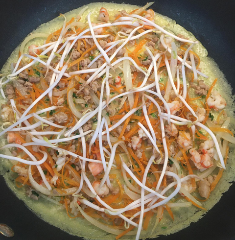 Bánh xèo, mì trộn kiểu Ý, mì Chũ nấu tôm: Đơn giản bữa sáng tại gia - Ảnh 2. Bánh xèo, mì trộn kiểu Ý, mì Chũ nấu tôm: Đơn giản bữa sáng tại gia - Ảnh 2.