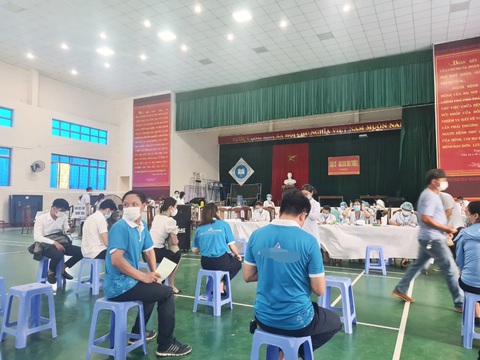 Nhiều doanh nghiệp được ưu tiên tiêm vắc xin: Sở đổ cho tỉnh, tỉnh nói có thể y tế hiểu sai - Ảnh 1. Nhiều doanh nghiệp được ưu tiên tiêm vắc xin: Sở đổ cho tỉnh, tỉnh nói có thể y tế hiểu sai - Ảnh 1.