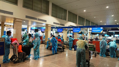 Hai chuyến bay đưa gần 400 người dân Quảng Nam có hoàn cảnh khó khăn về quê - Ảnh 2. Hai chuyến bay đưa gần 400 người dân Quảng Nam có hoàn cảnh khó khăn về quê - Ảnh 2.