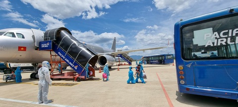 Hai chuyến bay đưa gần 400 người dân Quảng Nam có hoàn cảnh khó khăn về quê - Ảnh 3. Hai chuyến bay đưa gần 400 người dân Quảng Nam có hoàn cảnh khó khăn về quê - Ảnh 3.