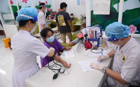 Tiêm vắc xin sớm bước vào nước rút - Ảnh 3. Tiêm vắc xin sớm bước vào nước rút - Ảnh 3.