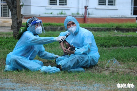 Phó giám đốc bệnh viện dã chiến hát Ai cũng chọn việc nhẹ nhàng, gian khổ sẽ dành phần ai - Ảnh 2. Phó giám đốc bệnh viện dã chiến hát Ai cũng chọn việc nhẹ nhàng, gian khổ sẽ dành phần ai - Ảnh 2.
