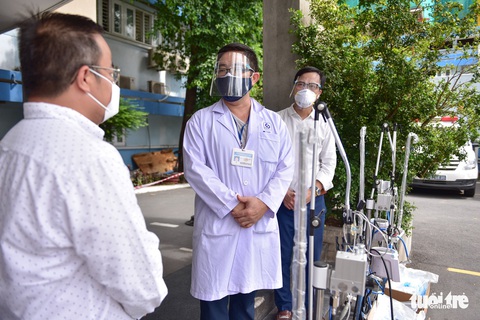 Trao thiết bị y tế hỗ trợ chống dịch cho các bệnh viện - Ảnh 5. Trao thiết bị y tế hỗ trợ chống dịch cho các bệnh viện - Ảnh 5.