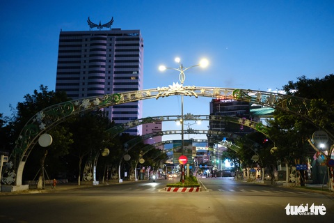 Phố phường Đà Nẵng vắng lặng trong đêm đầu giãn cách - Ảnh 7. Phố phường Đà Nẵng vắng lặng trong đêm đầu giãn cách - Ảnh 7.