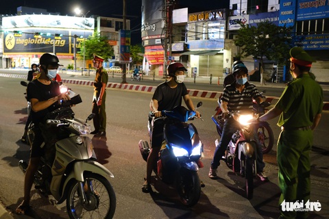 Phố phường Đà Nẵng vắng lặng trong đêm đầu giãn cách - Ảnh 8. Phố phường Đà Nẵng vắng lặng trong đêm đầu giãn cách - Ảnh 8.