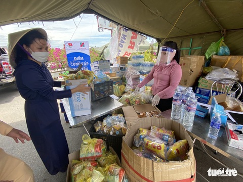 Phong bì 500.000 đồng và cửa hàng ‘0 đồng’ tiếp sức người từ Nam về quê - Ảnh 4. Phong bì 500.000 đồng và cửa hàng ‘0 đồng’ tiếp sức người từ Nam về quê - Ảnh 4.