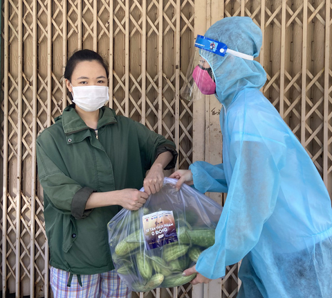 Phó giám đốc bệnh viện dã chiến hát Ai cũng chọn việc nhẹ nhàng, gian khổ sẽ dành phần ai - Ảnh 5. Phó giám đốc bệnh viện dã chiến hát Ai cũng chọn việc nhẹ nhàng, gian khổ sẽ dành phần ai - Ảnh 5.