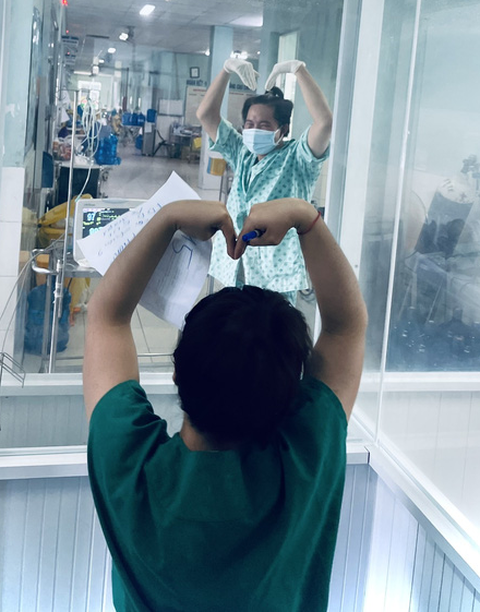 Tình người nơi tuyến đầu phòng chống dịch COVID-19: Thương em, Trường của chúng tôi! - Ảnh 1. Tình người nơi tuyến đầu phòng chống dịch COVID-19: Thương em, Trường của chúng tôi! - Ảnh 1.