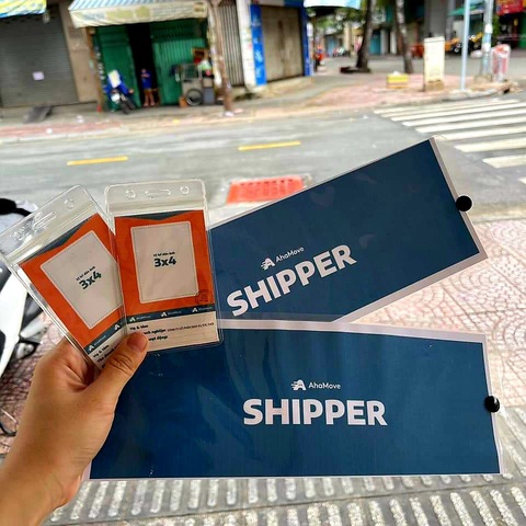 Shipper có thể bị phạt vì thiếu... băng đeo tay - Ảnh 2. Shipper có thể bị phạt vì thiếu... băng đeo tay - Ảnh 2.