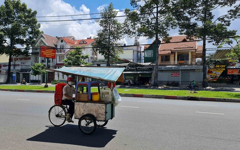 Đợt 4 dịch COVID-19, người nghèo ở TP.HCM kiệt sức với tiền trọ, bữa cơm... - Ảnh 1. Đợt 4 dịch COVID-19, người nghèo ở TP.HCM kiệt sức với tiền trọ, bữa cơm... - Ảnh 1.